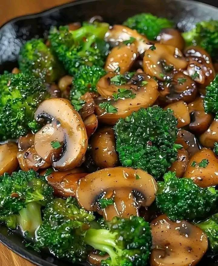 GARLIC MUSHROOMS AND BROCCOLI
