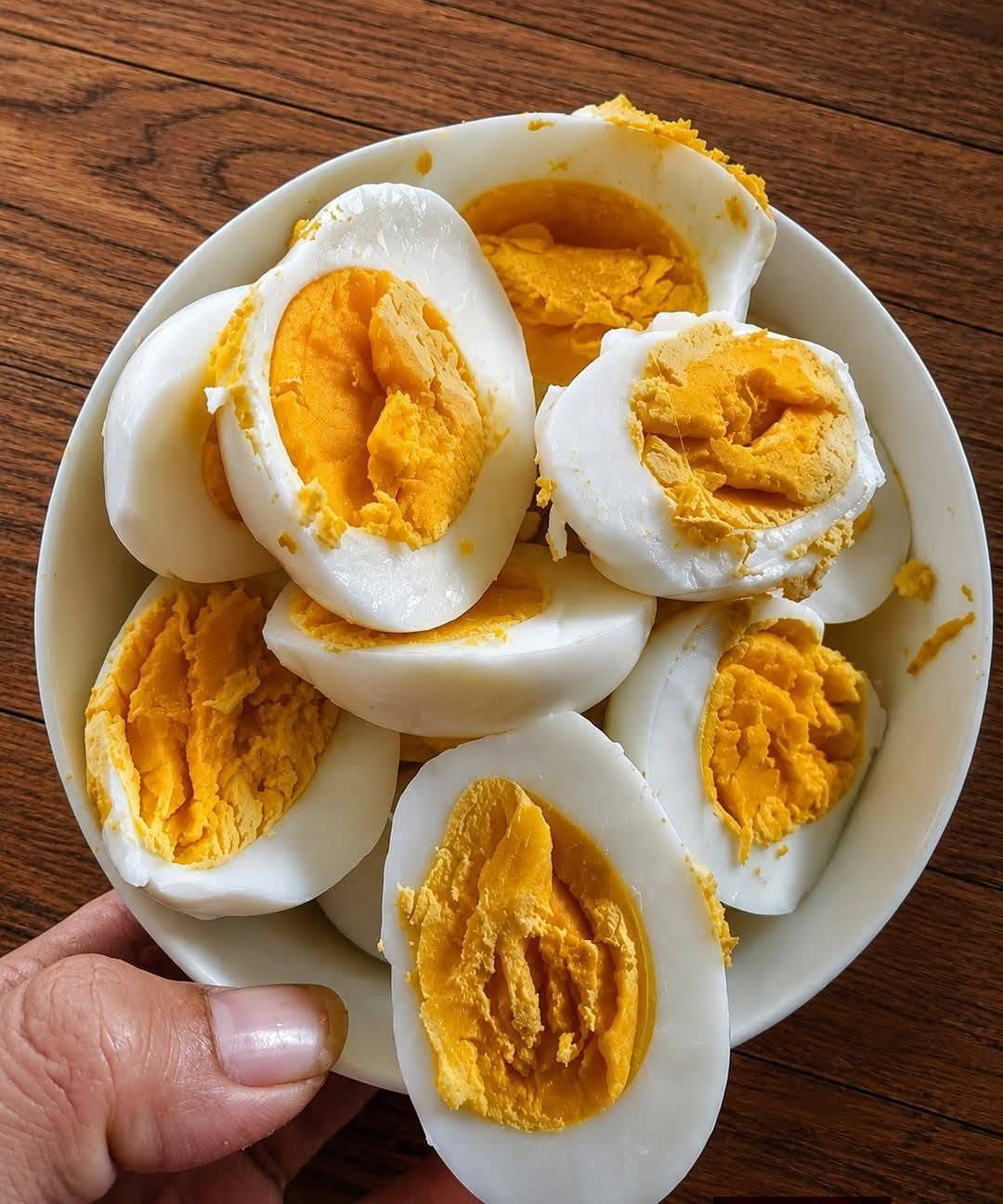 The surprising truth about eating eggs every day